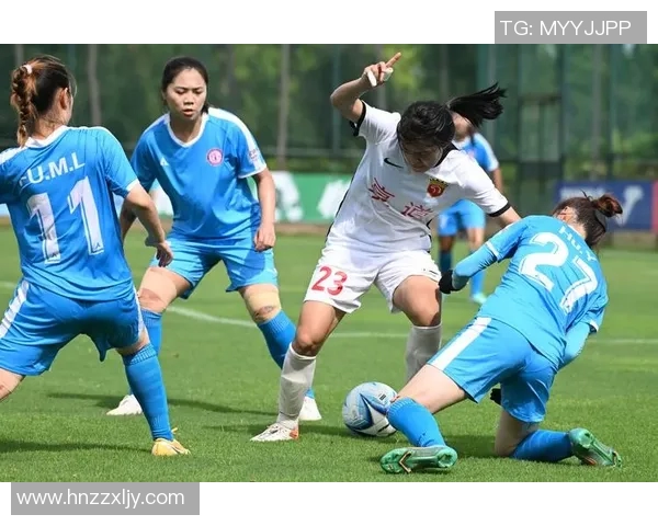 足球女守门员英姿：球星头像展现力量与优雅